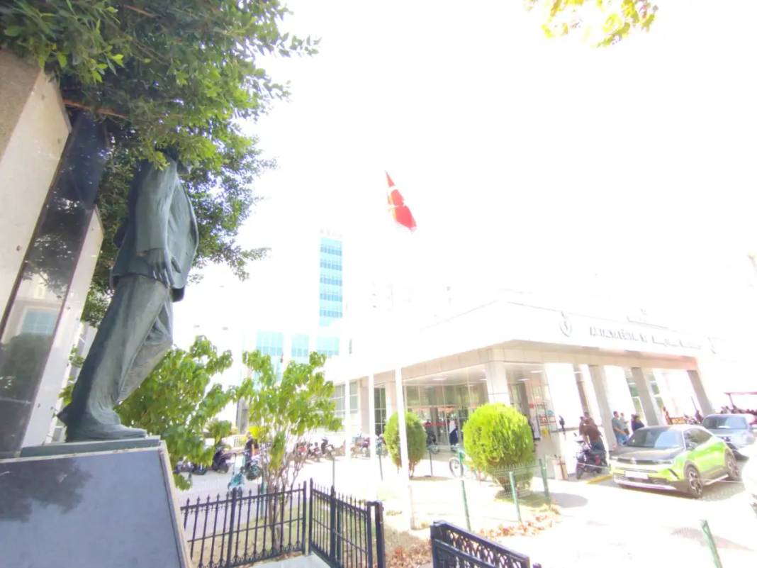 Antalya’da Atatürk Heykeli Ağaçların Arasında Kayboldu 5